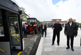  Aliyev y Lukashenko inspeccionan autobuses de producción conjunta azerbaiyano-bielorrusa y tractores presentados por el Presidente de Belarús 