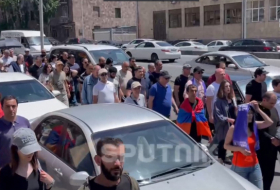    Ermənistanda DİN-in binası ətrafında yürüş etdilər -  Video    