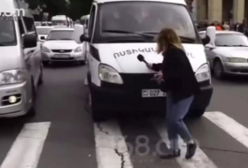    İrəvanda polis maşını jurnalistin üstünə sürdü -    Video       