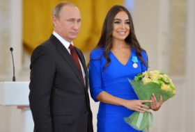 Putin Leyla Əliyevaya medal verdi 