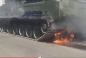 Rusiyada parad zamanı hərbi texnika alovlandı - Video 