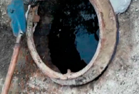 Bakıda kanalizasiya quyusundan neft çıxır - VIDEO