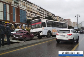   Bakıda sərnişin avtobusu qəzaya düşdü, maşınlar əzildi -    FOTOLAR+VİDEO      