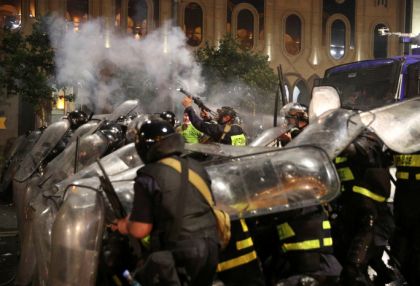   VIDEO, FOTOS:    Fuertes disturbios y enfrentamientos con la Policía en las protestas antigubernamentales de Tbilisi 