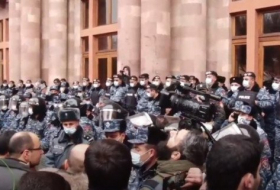 Ermənistanda etirazçılar hökumət binasını mühasirəyə aldı 