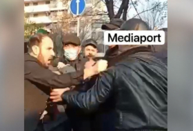  İrəvanda qarşıdurma:  Deputat etirazçıları döydü -  VİDEO  