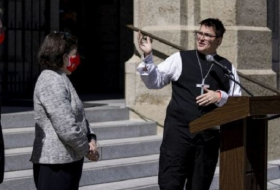 ABŞ-da transseksual ilk dəfə yepiskop oldu