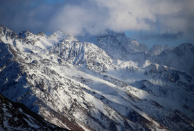    Elbrusda turistləri təxliyə edən 25 xilasedici itib     
