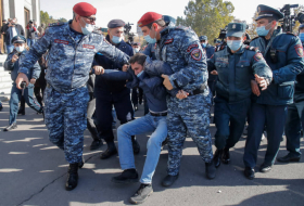    Ermənistan polisi 21 etirazçını saxlayıb    
