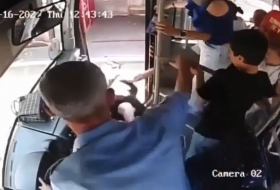    Sumqayıtda sürücü qadını avtobusdan təpiklə çıxardı -    VİDEO     
   