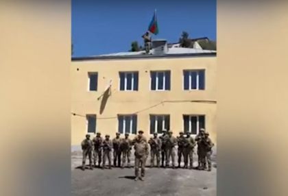 Le drapeau azerbaïdjanais hissé dans la ville de Latchine - VIDEO