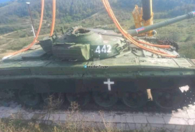    Hərbçilərimiz Xankəndinin girişində qoyulmuş tank abidəsini    söküblər-FOTO      