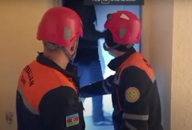  Liftdə köməksiz qalanlar xilas edildi -  Video 