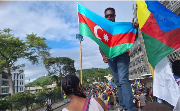   Nouvelle manifestation contre le colonialisme français en Nouvelle-Calédonie, drapeau azerbaïdjanais hissé -  <span style="color: #ff0000;"> PHOTO </span>   