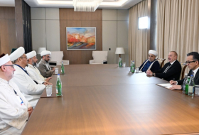   Präsident Aliyev empfängt eine Delegation religiöser Führer der OTS-Mitglieds- und Beobachterländer  
