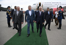  Slowakischer Premierminister trifft zu einem offiziellen Besuch in Aserbaidschan ein 