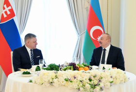  Im Namen des Präsidenten Aserbaidschans fand ein offizielles Abendessen zu Ehren des slowakischen Premierministers statt