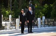   Aserbaidschanischer Präsident und First Lady besuchen das Grab des Nationalleaders Heydar Aliyev  