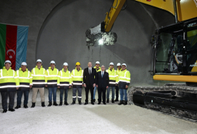   Präsident Ilham Aliyev inspiziert den Fortschritt des Baus der Autobahn Ahmadbayli-Füzuli-Schuscha  