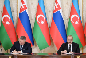 Azerbaiyán y Eslovaquia firman documentos