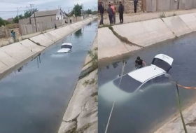    Sarayda avtomobil su kanalına düşdü -    Video        
