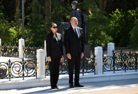  Le président Ilham Aliyev et Mehriban Aliyeva se recueillent devant la tombe d'Heydar Aliyev 